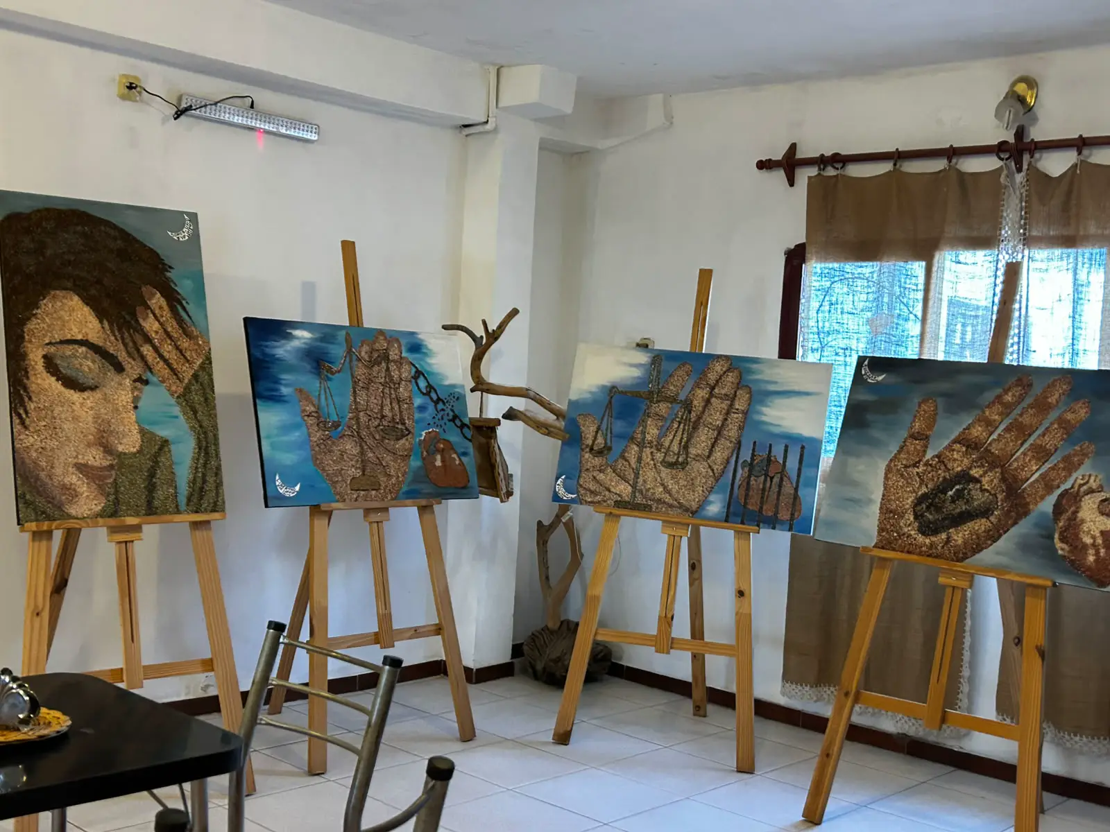 Obras de Eve Guzmán exhibidas sobre caballetes